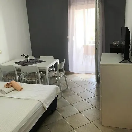 House * אומיס
