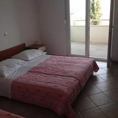 House * Omis