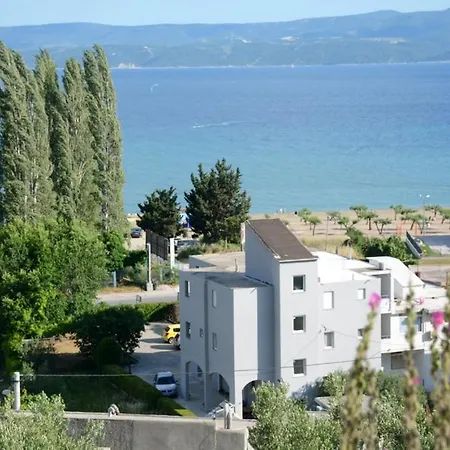 House * Omis