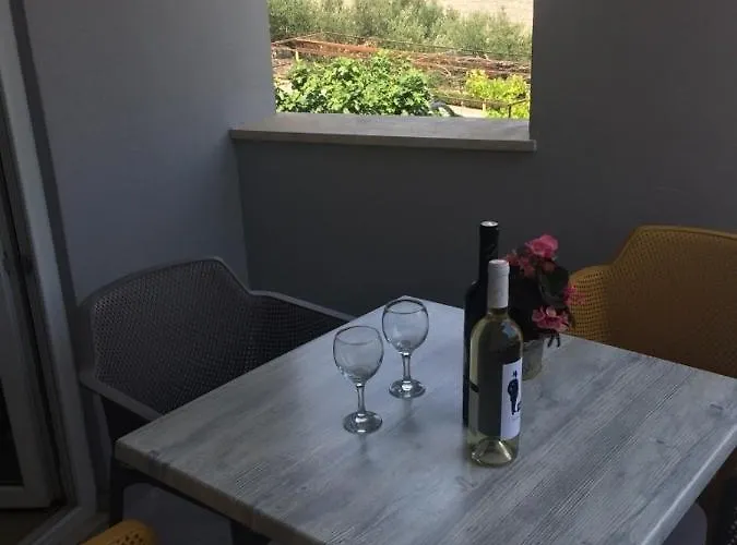 House אומיס