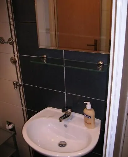 House אומיס